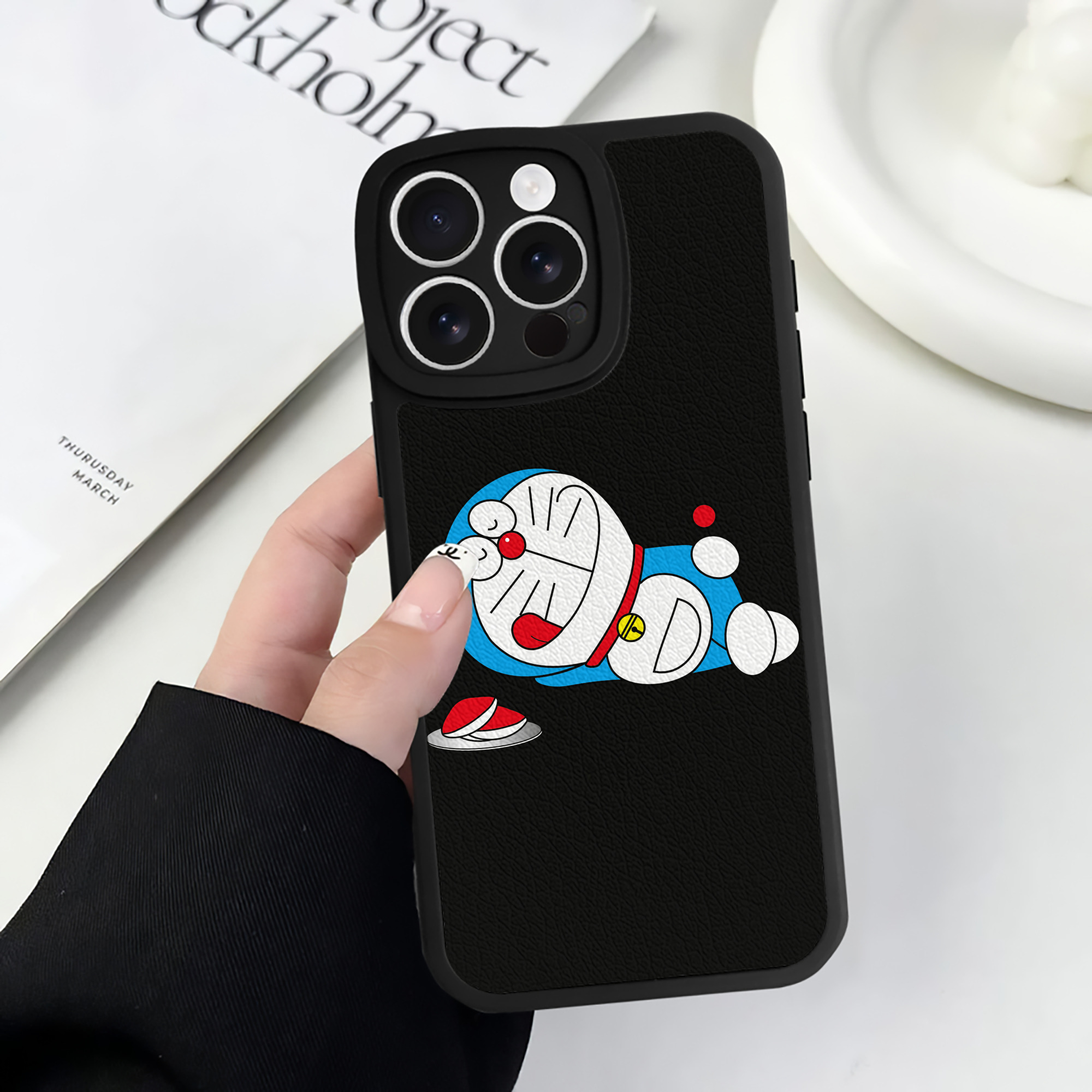 （画像用） ドラえもん Doraemon 【iPhone 16シリーズ対応】シリコンスマホケース（レザー調） 材質：シリコン